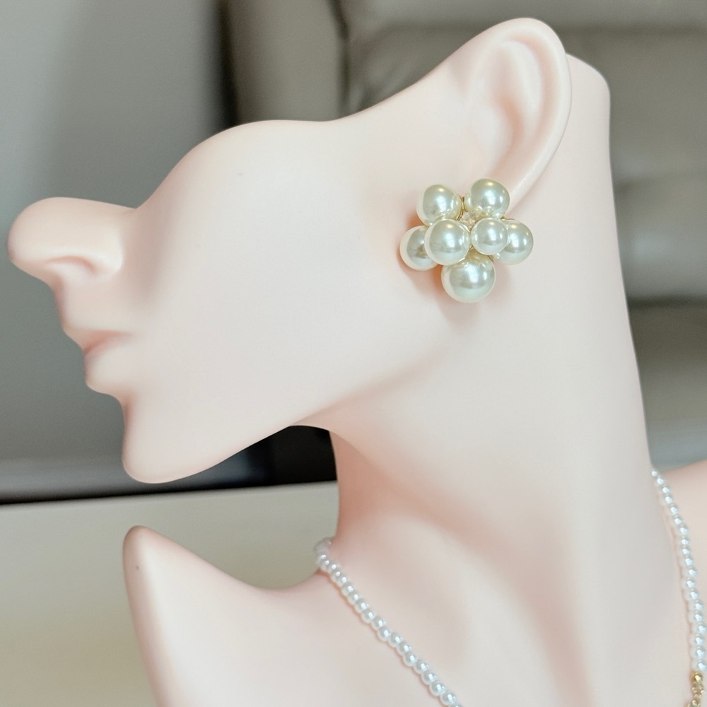 ⚜️ Classic Pearl Cluster Stud Earrings - Cream Pearls